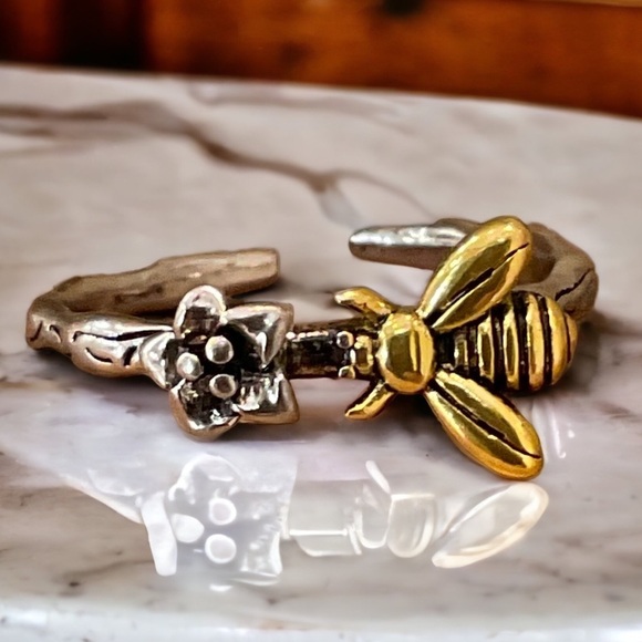 Spring Has Sprung 925 Silver Plated Two - Tone  Bumble Bee & Flower Decor Ring - Picture 1 of 10